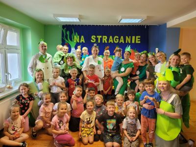 Rodzice na scenie – przedszkolne przedstawienie „Na straganie” Jana Brzechwy